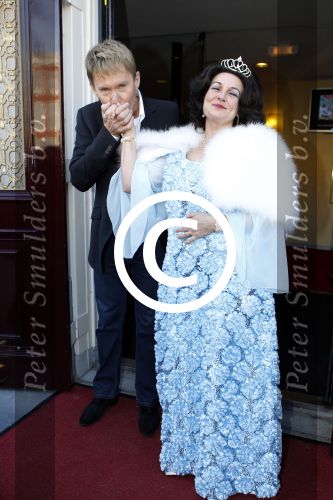 Leiden 24 oktober 2011
Presentatie cast musical zangeres zonder naam met oa Ellen Pieters Job Bovenlander Nikki v Ostaijen Ylva Wichers Schreur Stefan de Kogel Sabine Beens en Jasper Kerkhof in de schouwburg van Leiden.
Peter Smulders bv