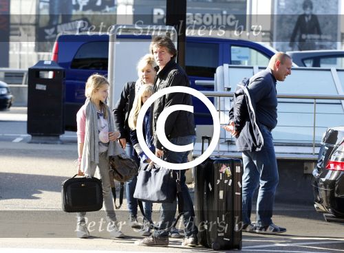 Schiphol 15 oktober 2011
Erik de Zwart met vrouw en kinderen op het vliegveld
Peter Smulders bv
