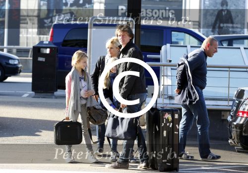 Schiphol 15 oktober 2011
Erik de Zwart met vrouw en kinderen op het vliegveld
Peter Smulders bv