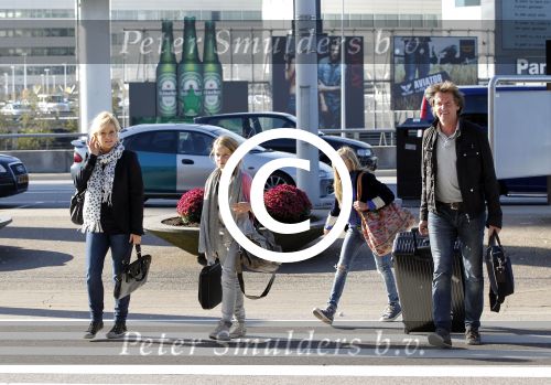 Schiphol 15 oktober 2011
Erik de Zwart met vrouw en kinderen op het vliegveld
Peter Smulders bv