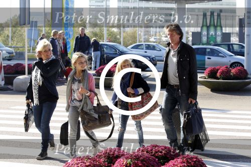 Schiphol 15 oktober 2011
Erik de Zwart met vrouw en kinderen op het vliegveld
Peter Smulders bv