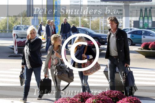 Schiphol 15 oktober 2011
Erik de Zwart met vrouw en kinderen op het vliegveld
Peter Smulders bv