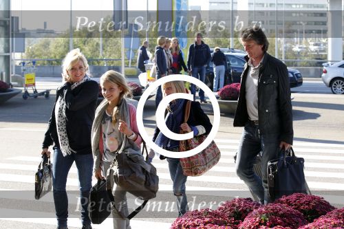 Schiphol 15 oktober 2011
Erik de Zwart met vrouw en kinderen op het vliegveld
Peter Smulders bv
