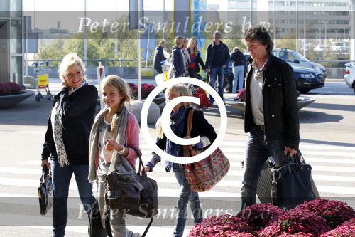 Schiphol 15 oktober 2011
Erik de Zwart met vrouw en kinderen op het vliegveld
Peter Smulders bv