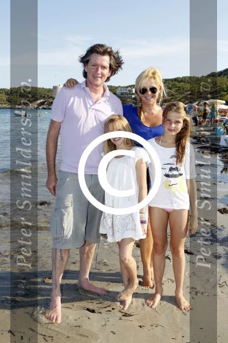 Ibiza 26 juli 2011
Erik de zwart met vrouw en dochters op ibiza.
Peter Smulders bv