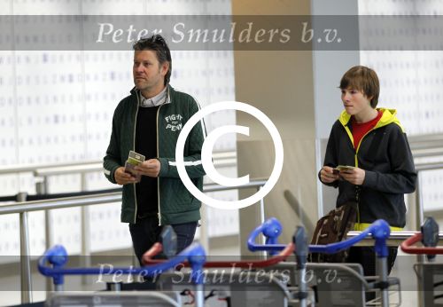 Amsterdam 15 oktober 2011
Erik v t Hoff met zoon op schiphol.
Peter Smulders bv