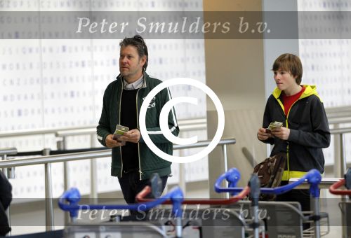 Amsterdam 15 oktober 2011
Erik v t Hoff met zoon op schiphol.
Peter Smulders bv