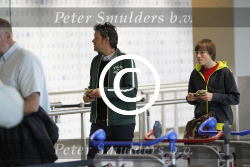 Amsterdam 15 oktober 2011
Erik v t Hoff met zoon op schiphol.
Peter Smulders bv