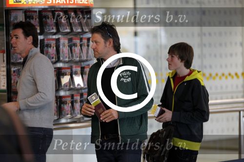 Amsterdam 15 oktober 2011
Erik v t Hoff met zoon op schiphol.
Peter Smulders bv