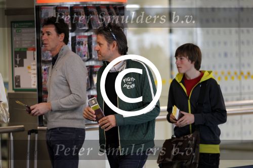 Amsterdam 15 oktober 2011
Erik v t Hoff met zoon op schiphol.
Peter Smulders bv