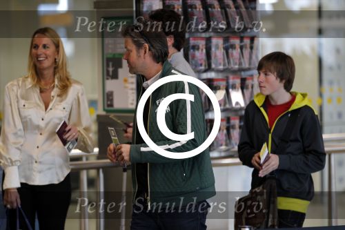 Amsterdam 15 oktober 2011
Erik v t Hoff met zoon op schiphol.
Peter Smulders bv