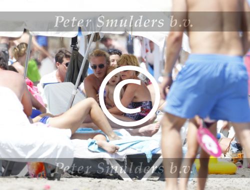 Ibiza 26 juli 2011
Wendy v Dijk met Erland Galjaard en Sem en Lizzy op het strand. Ook Martijn Amanda Bickel Jasmijn Achilles en Michelle Krabbe zijn aanwezig bij coco beach.
Peter Smulders bv