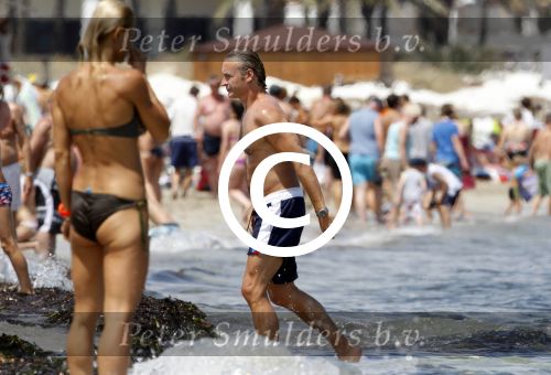 Ibiza 26 juli 2011
Wendy v Dijk met Erland Galjaard en Sem en Lizzy op het strand. Ook Martijn Amanda Bickel Jasmijn Achilles en Michelle Krabbe zijn aanwezig bij coco beach.
Peter Smulders bv