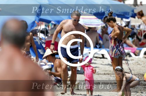 Ibiza 26 juli 2011
Wendy v Dijk met Erland Galjaard en Sem en Lizzy op het strand. Ook Martijn Amanda Bickel Jasmijn Achilles en Michelle Krabbe zijn aanwezig bij coco beach.
Peter Smulders bv