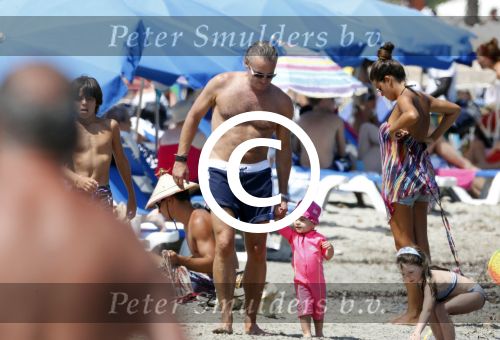 Ibiza 26 juli 2011
Wendy v Dijk met Erland Galjaard en Sem en Lizzy op het strand. Ook Martijn Amanda Bickel Jasmijn Achilles en Michelle Krabbe zijn aanwezig bij coco beach.
Peter Smulders bv