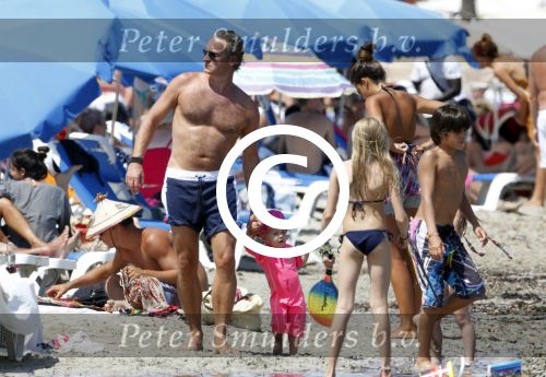 Ibiza 26 juli 2011
Wendy v Dijk met Erland Galjaard en Sem en Lizzy op het strand. Ook Martijn Amanda Bickel Jasmijn Achilles en Michelle Krabbe zijn aanwezig bij coco beach.
Peter Smulders bv