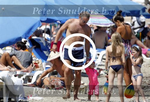 Ibiza 26 juli 2011
Wendy v Dijk met Erland Galjaard en Sem en Lizzy op het strand. Ook Martijn Amanda Bickel Jasmijn Achilles en Michelle Krabbe zijn aanwezig bij coco beach.
Peter Smulders bv