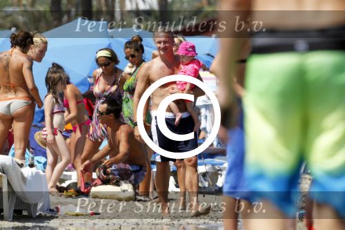 Ibiza 26 juli 2011
Wendy v Dijk met Erland Galjaard en Sem en Lizzy op het strand. Ook Martijn Amanda Bickel Jasmijn Achilles en Michelle Krabbe zijn aanwezig bij coco beach.
Peter Smulders bv