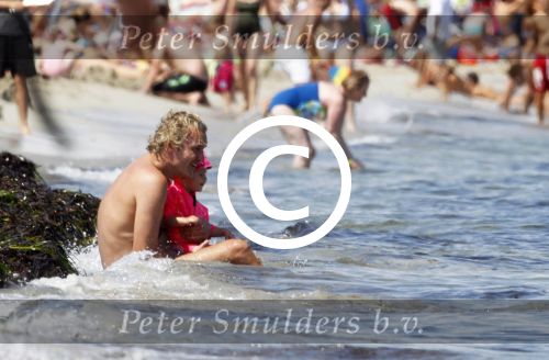 Ibiza 26 juli 2011
Wendy v Dijk met Erland Galjaard en Sem en Lizzy op het strand. Ook Martijn Amanda Bickel Jasmijn Achilles en Michelle Krabbe zijn aanwezig bij coco beach.
Peter Smulders bv