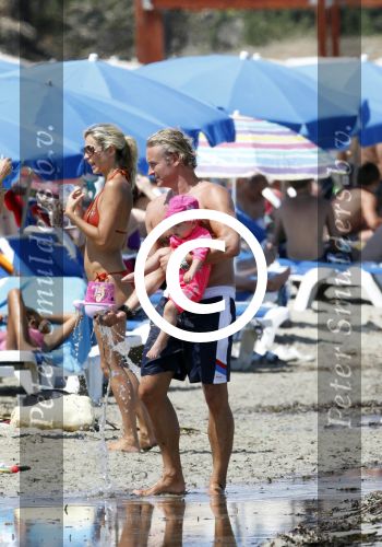 Ibiza 26 juli 2011
Wendy v Dijk met Erland Galjaard en Sem en Lizzy op het strand. Ook Martijn Amanda Bickel Jasmijn Achilles en Michelle Krabbe zijn aanwezig bij coco beach.
Peter Smulders bv