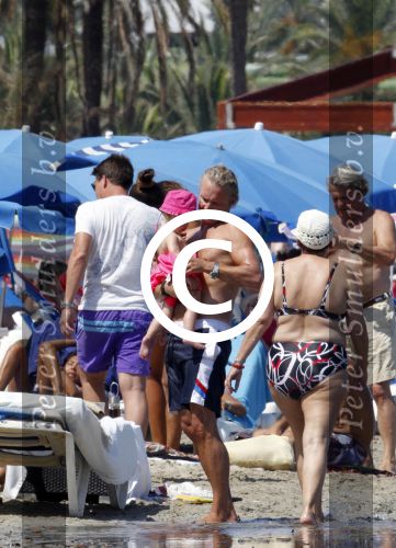 Ibiza 26 juli 2011
Wendy v Dijk met Erland Galjaard en Sem en Lizzy op het strand. Ook Martijn Amanda Bickel Jasmijn Achilles en Michelle Krabbe zijn aanwezig bij coco beach.
Peter Smulders bv