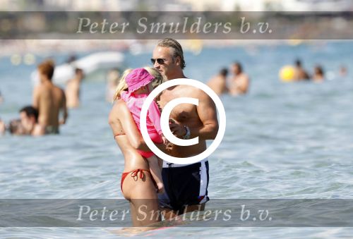 Ibiza 26 juli 2011
Wendy v Dijk met Erland Galjaard en Sem en Lizzy op het strand. Ook Martijn Amanda Bickel Jasmijn Achilles en Michelle Krabbe zijn aanwezig bij coco beach.
Peter Smulders bv
