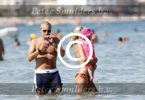 Ibiza 26 juli 2011
Wendy v Dijk met Erland Galjaard en Sem en Lizzy op het strand. Ook Martijn Amanda Bickel Jasmijn Achilles en Michelle Krabbe zijn aanwezig bij coco beach.
Peter Smulders bv