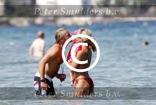 Ibiza 26 juli 2011
Wendy v Dijk met Erland Galjaard en Sem en Lizzy op het strand. Ook Martijn Amanda Bickel Jasmijn Achilles en Michelle Krabbe zijn aanwezig bij coco beach.
Peter Smulders bv