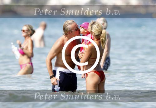 Ibiza 26 juli 2011
Wendy v Dijk met Erland Galjaard en Sem en Lizzy op het strand. Ook Martijn Amanda Bickel Jasmijn Achilles en Michelle Krabbe zijn aanwezig bij coco beach.
Peter Smulders bv