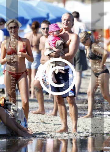 Ibiza 26 juli 2011
Wendy v Dijk met Erland Galjaard en Sem en Lizzy op het strand. Ook Martijn Amanda Bickel Jasmijn Achilles en Michelle Krabbe zijn aanwezig bij coco beach.
Peter Smulders bv