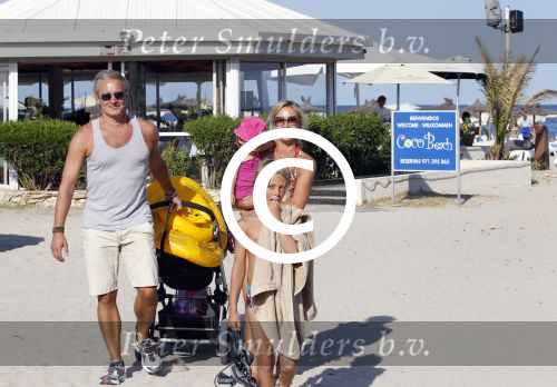 Ibiza 26 juli 2011
Wendy v Dijk met Erland Galjaard en Sem en Lizzy op het strand. Ook Martijn Amanda Bickel Jasmijn Achilles en Michelle Krabbe zijn aanwezig bij coco beach.
Peter Smulders bv