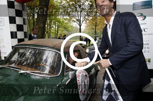 Den haag 9 oktober 2011
Rally tbv zeldzame ziekte fonds die vanaf het catshuis vertrekt. Premier Marc Rutte geeft het startsein. Evelyne Westerman met Marc Rutte
Peter Smulders bv