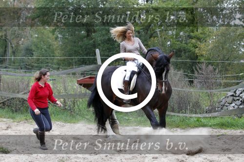 Nordhorn 5 oktober 2011
Fajah Lourens krijgt paardrijles van Daphne .
Peter Smulders bv