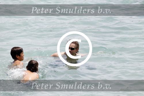 Ibiza 27 juli 2011
Ferri Somogyi viert samen met vrienden vakantie op ibiza bij Tropicana.
Peter Smulders bv