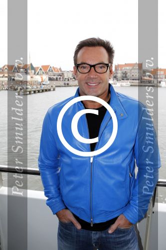 Volendam 27 oktober 2011
Jan Smit krijgt cd , gouden plaat en onderscheiding van de stad Volendam. Gerard Joling
Peter Smulders bv