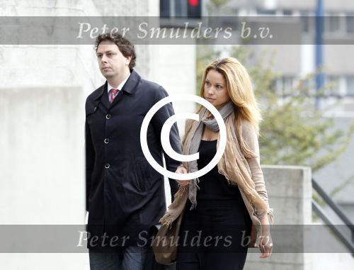 Amsterdam 3 oktober 2011
Gladys Celosse arriveert met haar advocaat Roberto Pennino bij de rechtbank
ivm zaak tegen haar ex Edgar Davids.
Peter Smulders bv