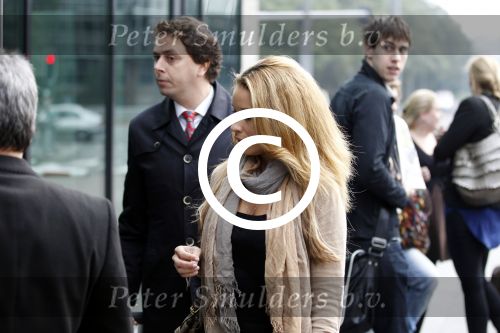 Amsterdam 3 oktober 2011
Gladys Celosse arriveert met haar advocaat Roberto Pennino bij de rechtbank
ivm zaak tegen haar ex Edgar Davids.
Peter Smulders bv