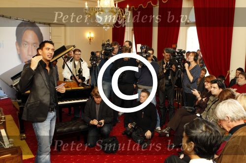 Zeist 19 oktober 2011
Presentatie cd van Wibi Soerjadi bij hem thuis. Guido Weijers reikt hem uit.
Peter Smulders bv