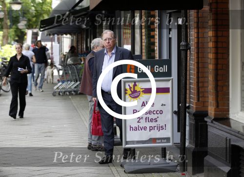 Amsterdam 19 juli 2011
Huub oosterhuis doet boodschappen op de cornelis schuytstraat.
Peter Smulders bv