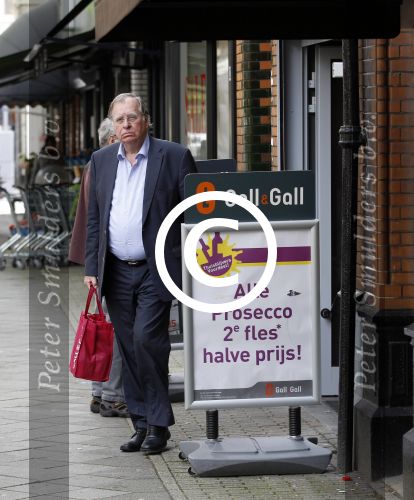 Amsterdam 19 juli 2011
Huub oosterhuis doet boodschappen op de cornelis schuytstraat.
Peter Smulders bv