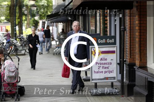 Amsterdam 19 juli 2011
Huub oosterhuis doet boodschappen op de cornelis schuytstraat.
Peter Smulders bv