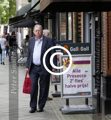 Amsterdam 19 juli 2011
Huub oosterhuis doet boodschappen op de cornelis schuytstraat.
Peter Smulders bv