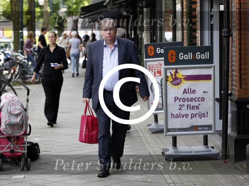 Amsterdam 19 juli 2011
Huub oosterhuis doet boodschappen op de cornelis schuytstraat.
Peter Smulders bv