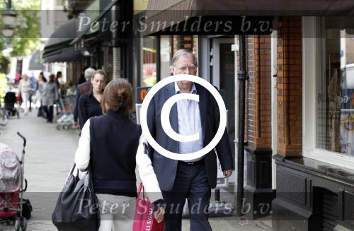 Amsterdam 19 juli 2011
Huub oosterhuis doet boodschappen op de cornelis schuytstraat.
Peter Smulders bv