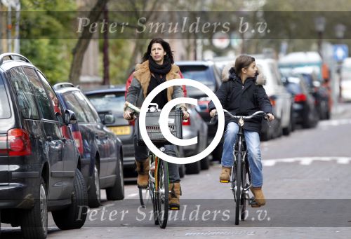 Amsterdam 26 oktober 2011
Isa Hoes met zoon Merlijn op de fiets.
Peter Smulders bv