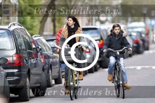 Amsterdam 26 oktober 2011
Isa Hoes met zoon Merlijn op de fiets.
Peter Smulders bv