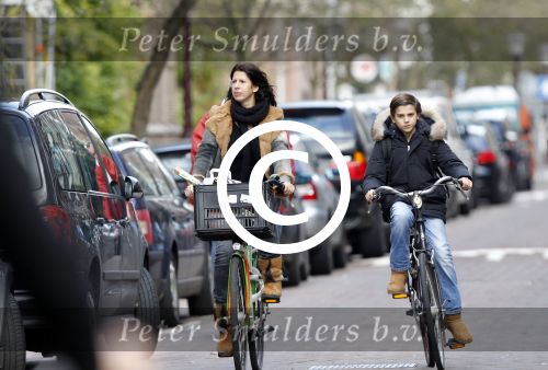 Amsterdam 26 oktober 2011
Isa Hoes met zoon Merlijn op de fiets.
Peter Smulders bv