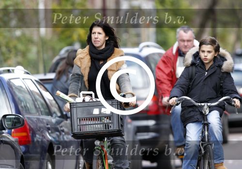 Amsterdam 26 oktober 2011
Isa Hoes met zoon Merlijn op de fiets.
Peter Smulders bv