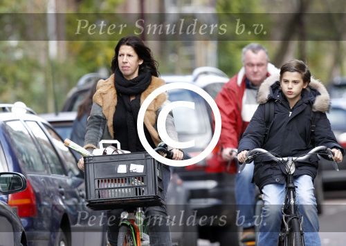 Amsterdam 26 oktober 2011
Isa Hoes met zoon Merlijn op de fiets.
Peter Smulders bv