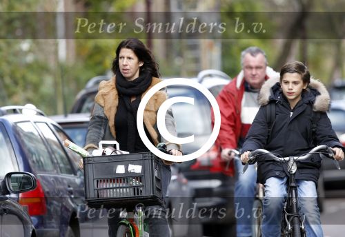 Amsterdam 26 oktober 2011
Isa Hoes met zoon Merlijn op de fiets.
Peter Smulders bv